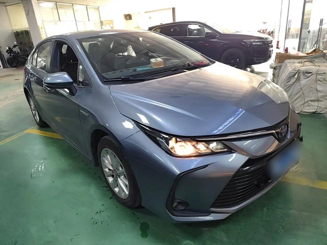 Toyota Corolla 2021 Dual-Motor 1.8L E-CVT Elite Edition — миниатюра 3