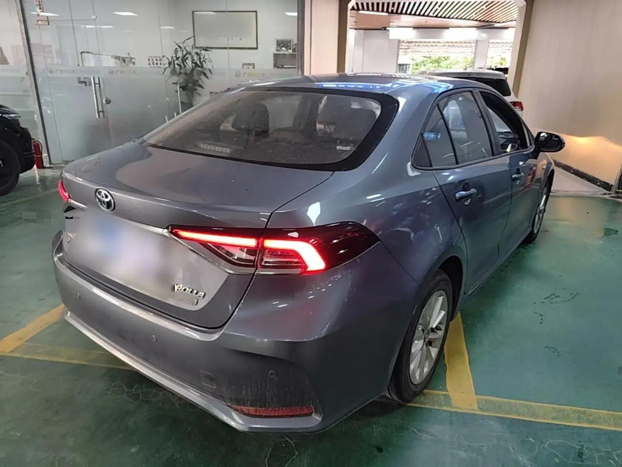 Toyota Corolla 2021 Dual-Motor 1.8L E-CVT Elite Edition — миниатюра 6