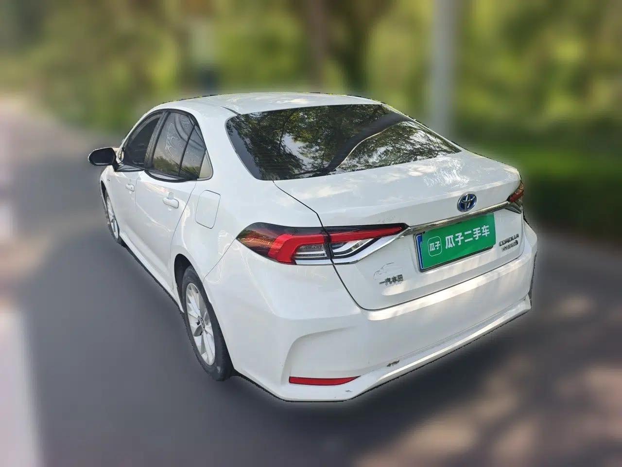 Toyota Corolla 2021 Dual-Motor 1.8L E-CVT Elite Edition — миниатюра 4
