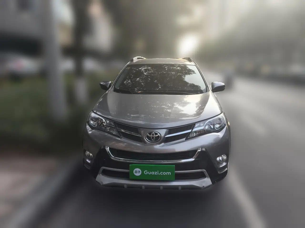 Toyota RAV4 2013 2.0L CVT Two-Wheel Drive Urban Edition — миниатюра 2
