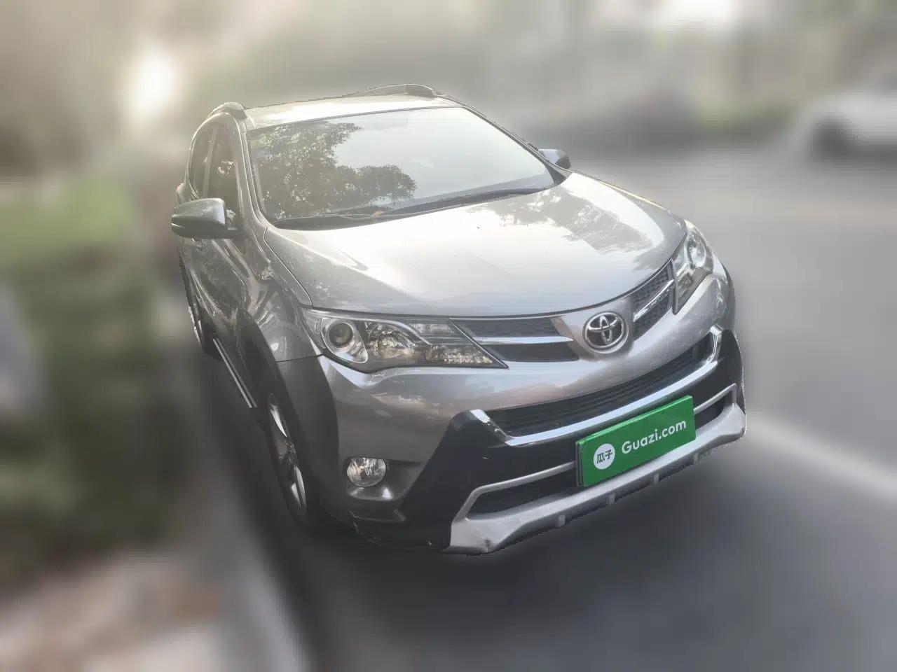 Toyota RAV4 2013 2.0L CVT Two-Wheel Drive Urban Edition — миниатюра 3
