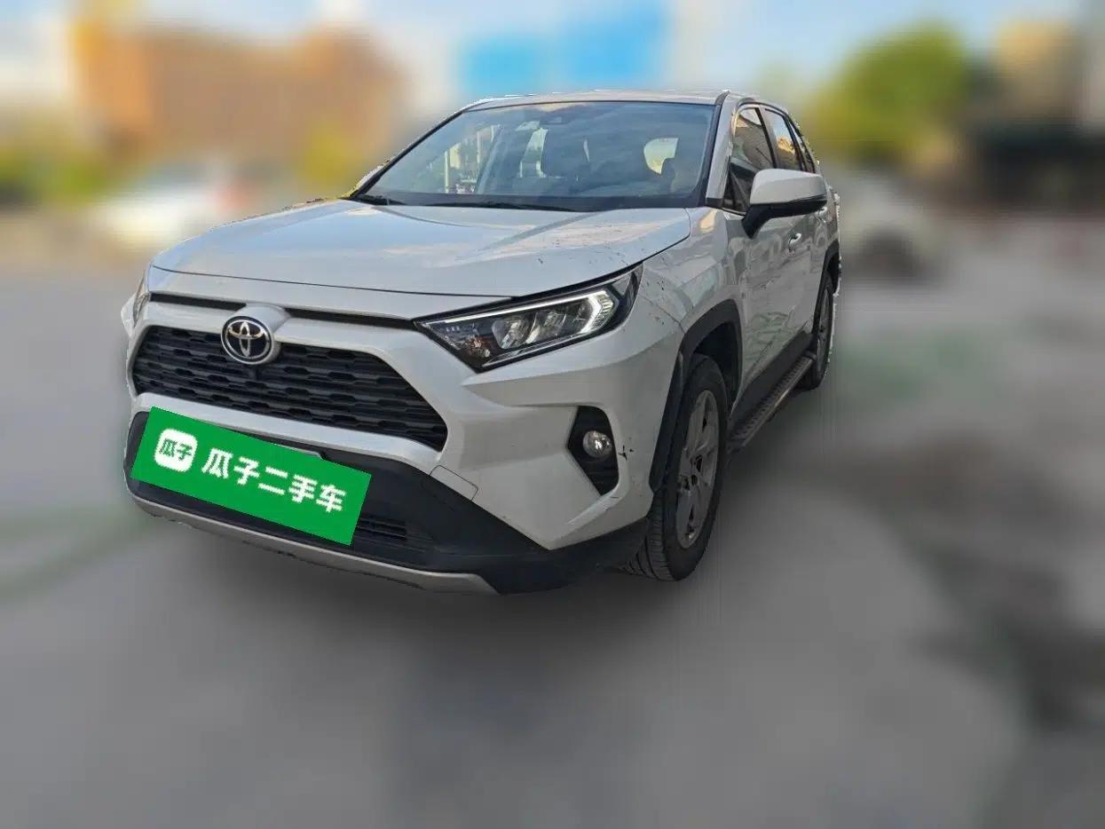 Toyota RAV4 2021 2.0L CVT Two-Wheel Drive Fashion PLUS Edition — миниатюра 1