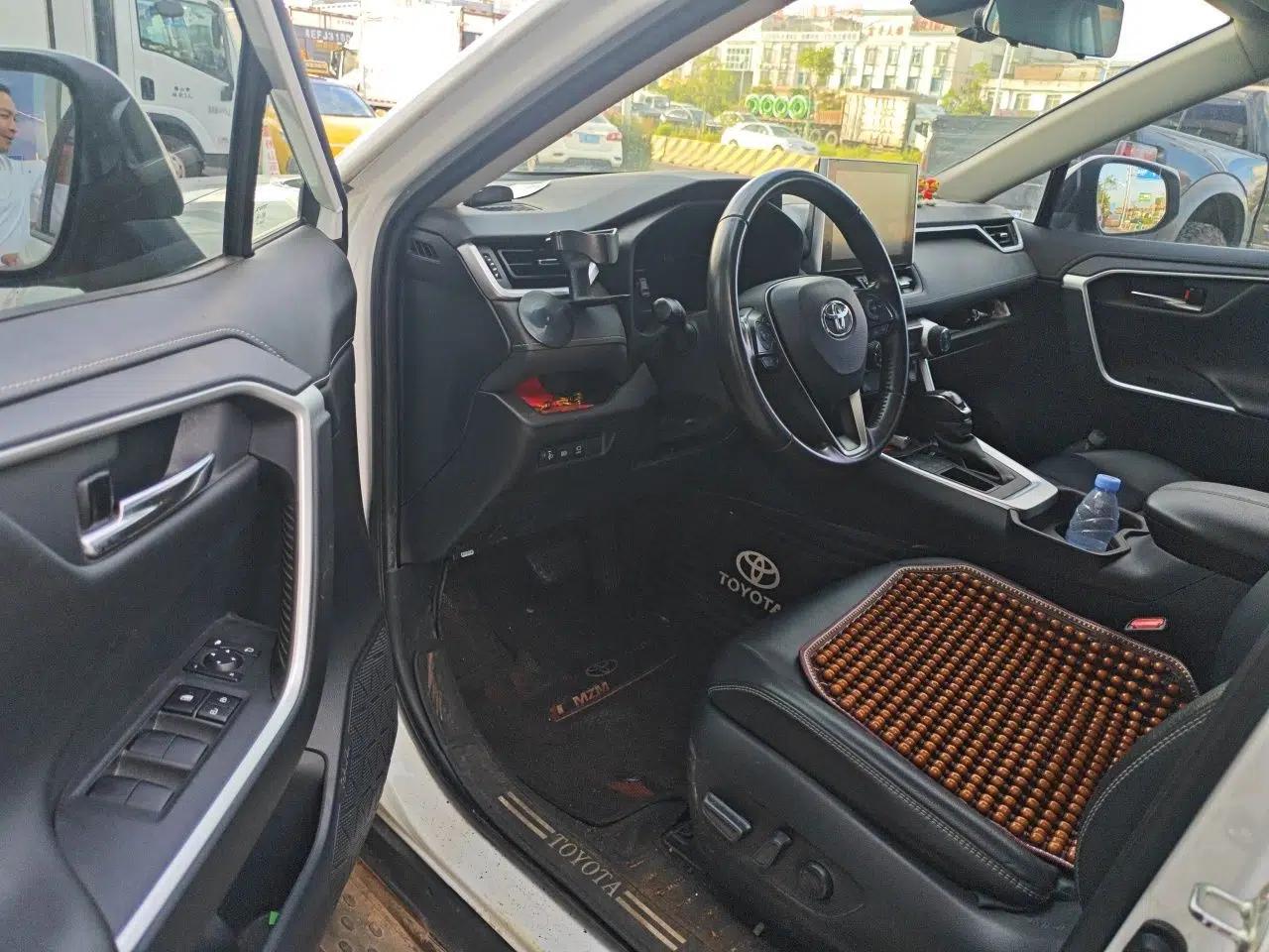 Toyota RAV4 2021 2.0L CVT Two-Wheel Drive Fashion PLUS Edition — миниатюра 16