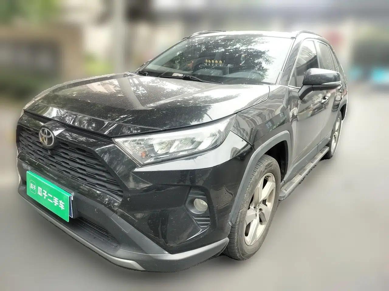 Toyota RAV4 2020 2.0L CVT Two-Wheel Drive Fashion Edition — миниатюра 1