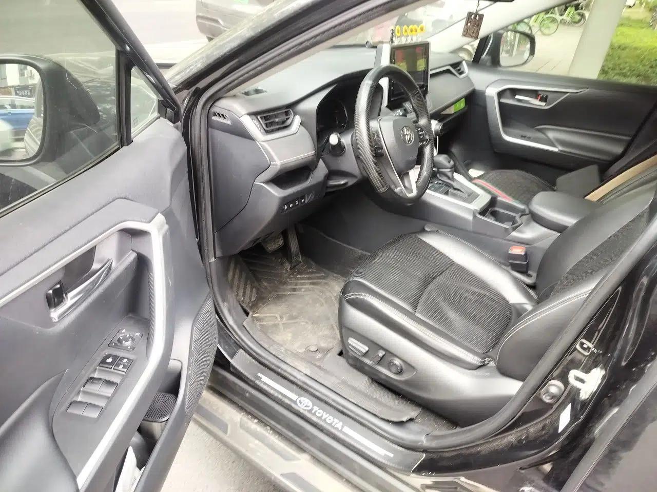 Toyota RAV4 2020 2.0L CVT Two-Wheel Drive Fashion Edition — миниатюра 19