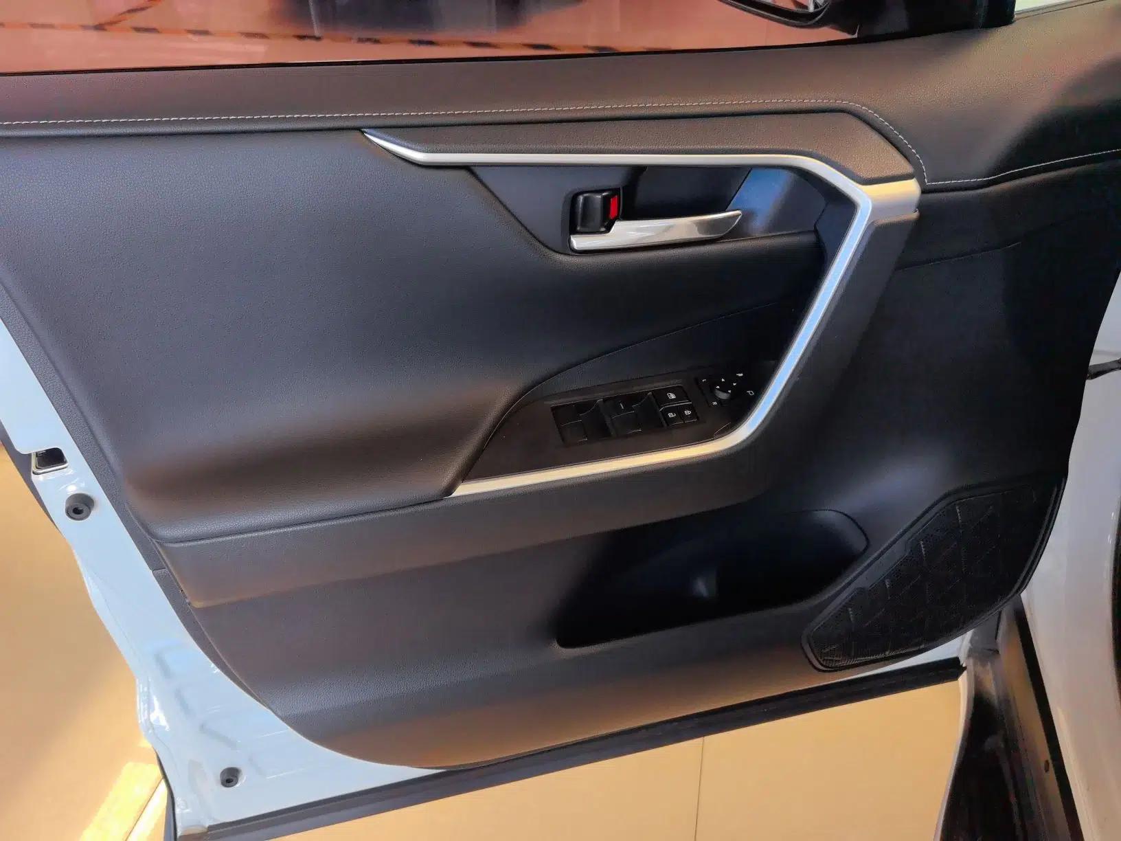 Toyota RAV4 2021 Dual-Engine 2.5L E-CVT Four-Wheel Drive Elite PLUS Edition — миниатюра 17