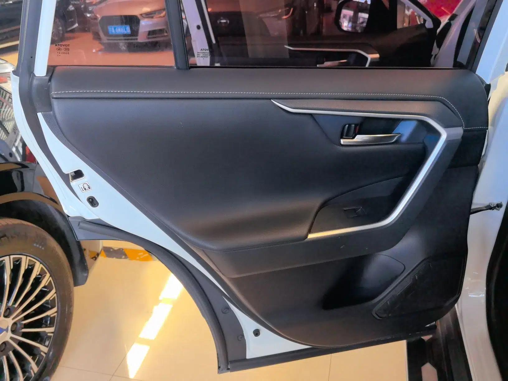 Toyota RAV4 2021 Dual-Engine 2.5L E-CVT Four-Wheel Drive Elite PLUS Edition — миниатюра 18