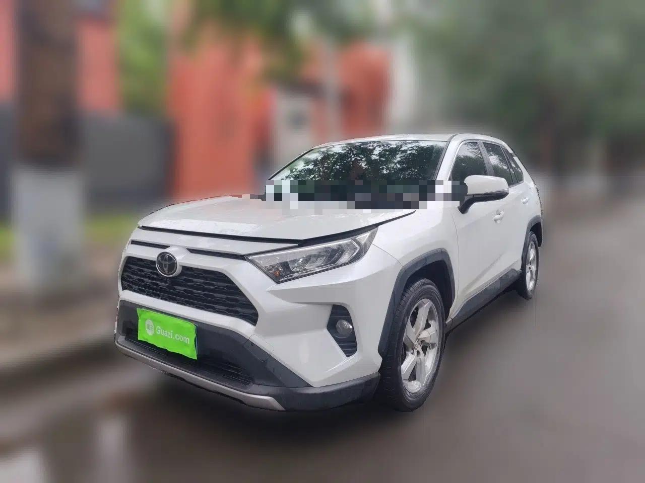 Toyota RAV4 2021 2.0L CVT Two-Wheel Drive Fashion PLUS Edition — миниатюра 1