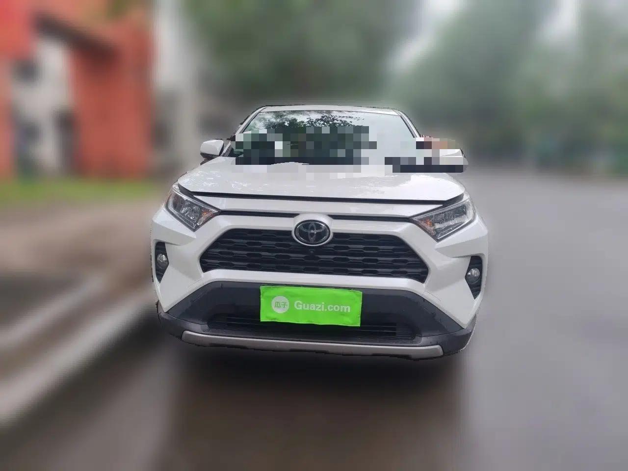 Toyota RAV4 2021 2.0L CVT Two-Wheel Drive Fashion PLUS Edition — миниатюра 2