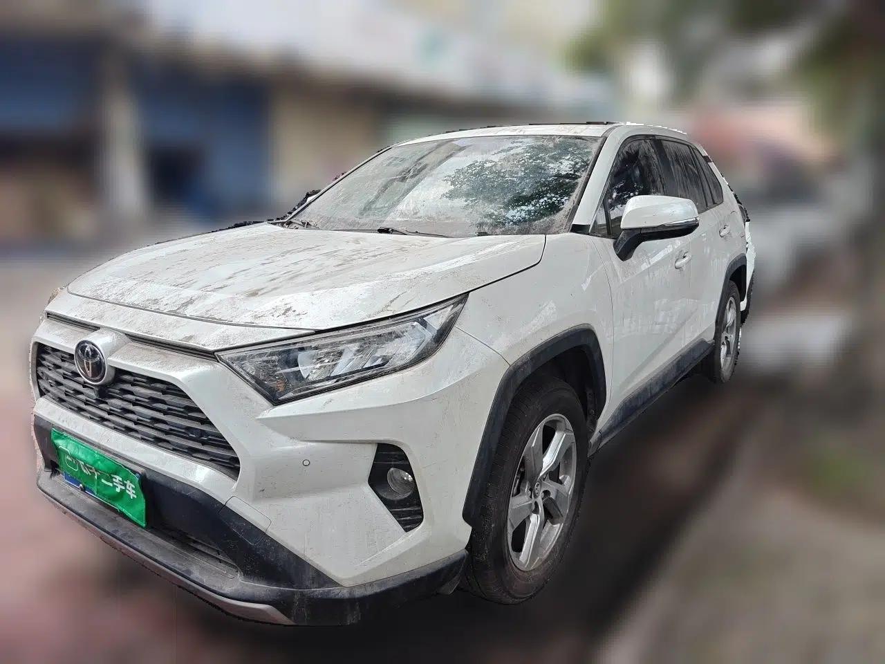 Toyota RAV4 2022 2.0L CVT Two-Wheel Drive Fashion Plus Edition — миниатюра 1