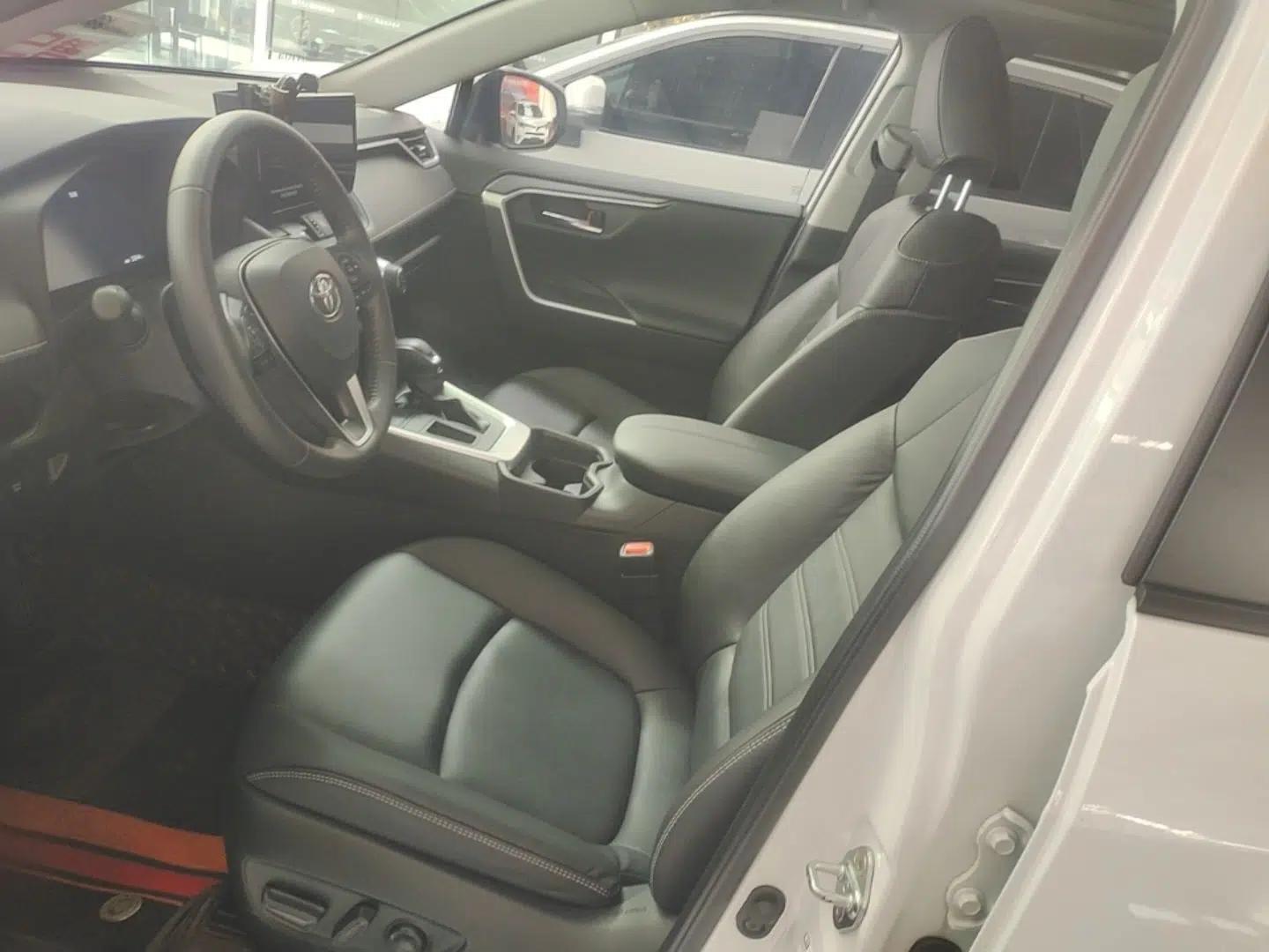 Toyota RAV4 2023 2.0L CVT Two-Wheel Drive 20th Anniversary Platinum Edition — миниатюра 17