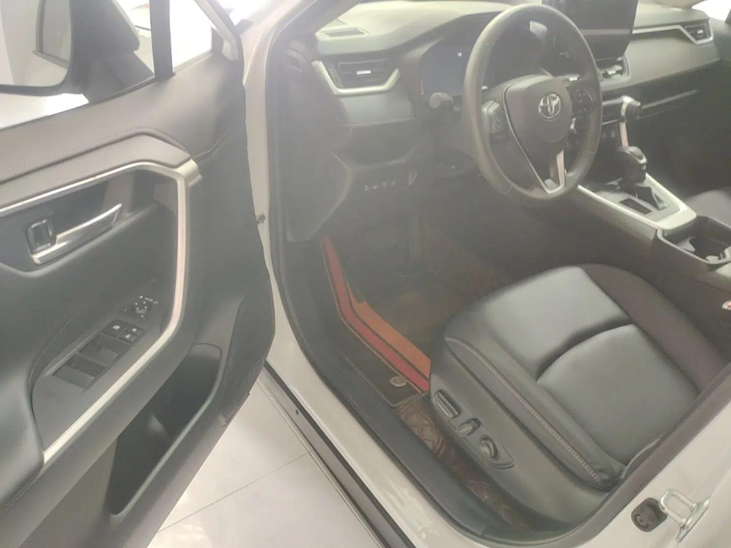 Toyota RAV4 2023 2.0L CVT Two-Wheel Drive 20th Anniversary Platinum Edition — миниатюра 18