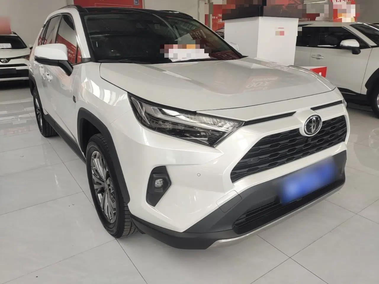Toyota RAV4 2023 2.0L CVT Two-Wheel Drive 20th Anniversary Platinum Edition — миниатюра 3