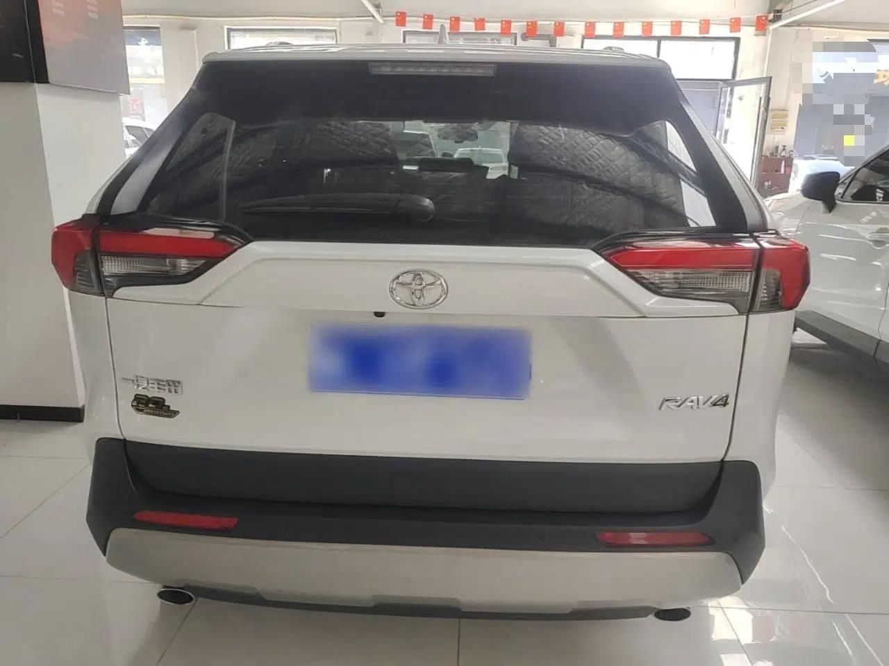Toyota RAV4 2023 2.0L CVT Two-Wheel Drive 20th Anniversary Platinum Edition — миниатюра 5