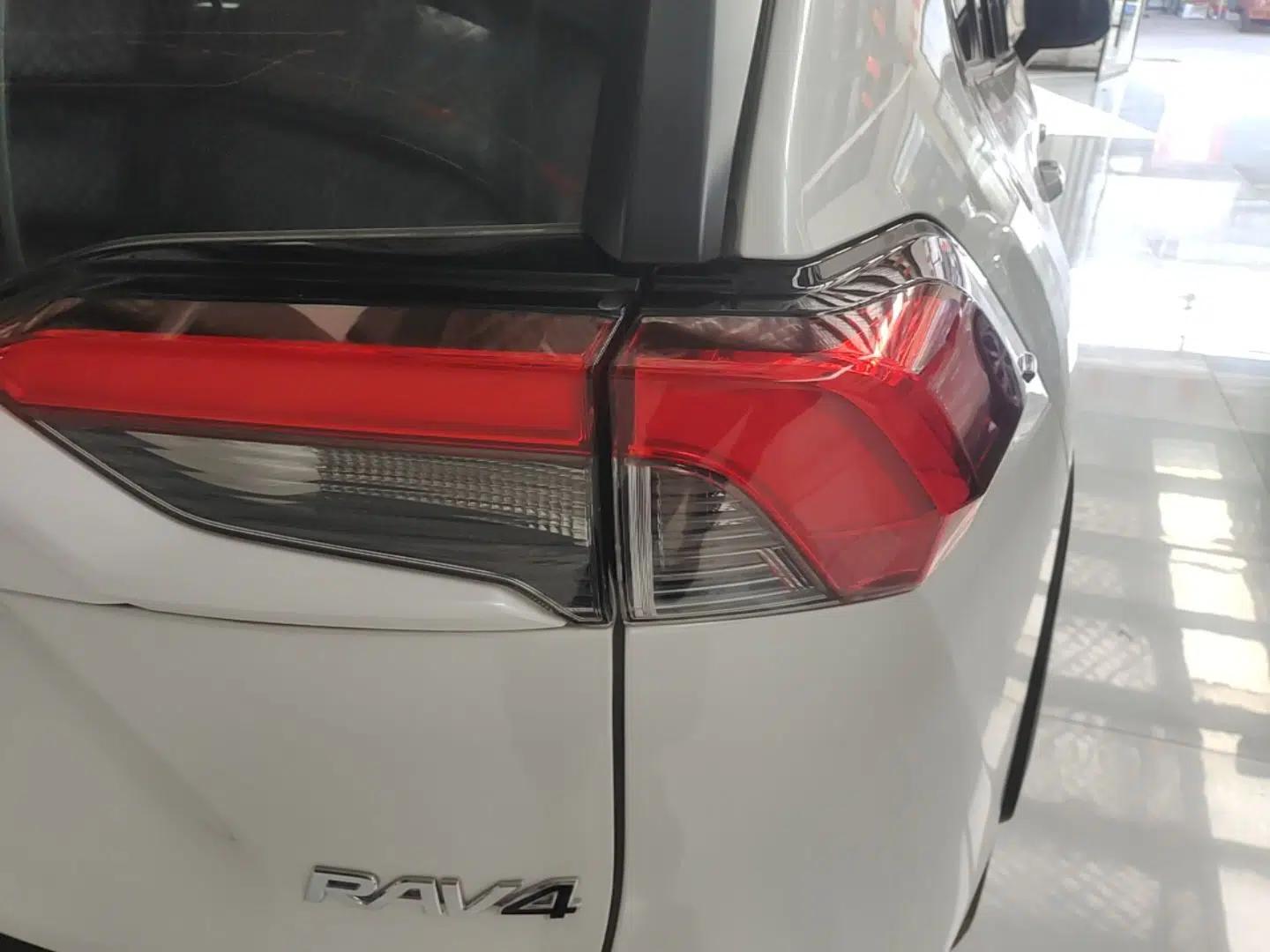 Toyota RAV4 2023 2.0L CVT Two-Wheel Drive 20th Anniversary Platinum Edition — миниатюра 9