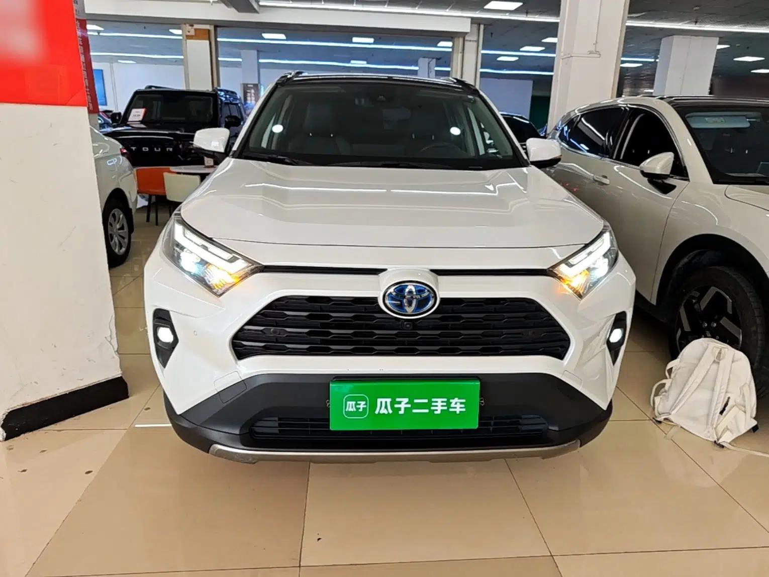 Toyota RAV4 2023 Dual-Engine 2.5L E-CVT Two-Wheel Drive Elite Plus Edition — миниатюра 2