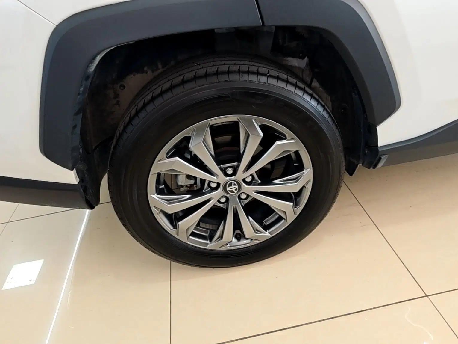 Toyota RAV4 2023 Dual-Engine 2.5L E-CVT Two-Wheel Drive Elite Plus Edition — миниатюра 11