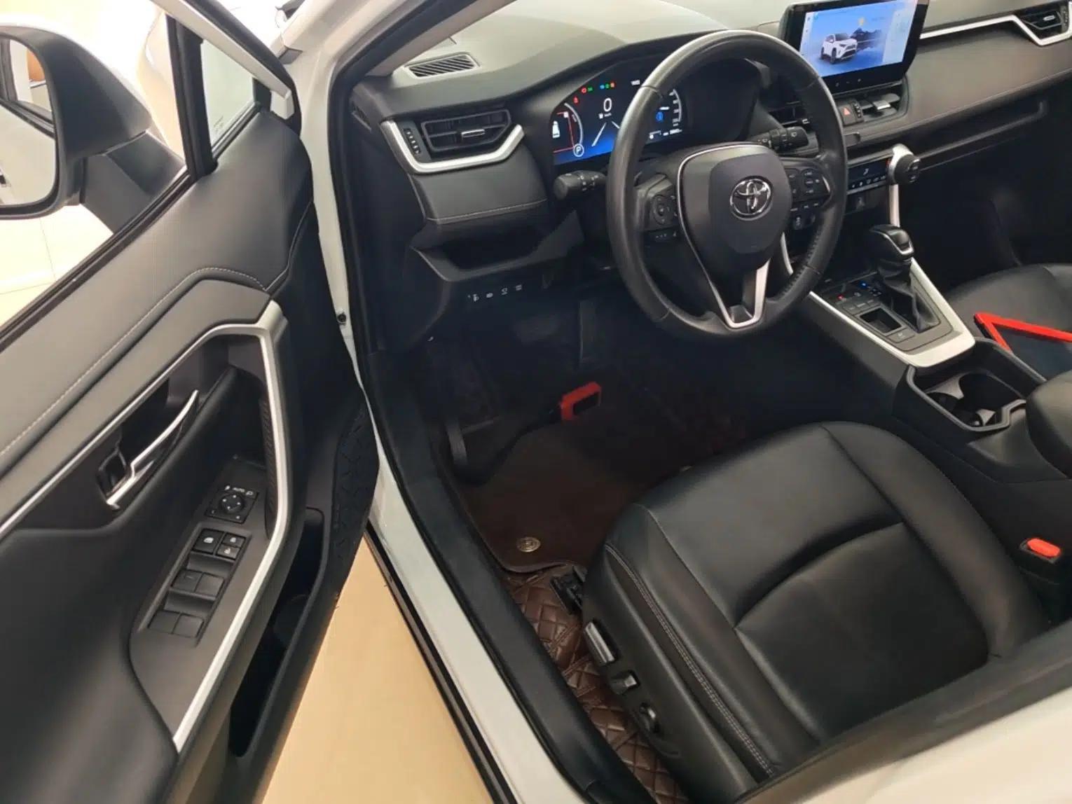 Toyota RAV4 2023 Dual-Engine 2.5L E-CVT Two-Wheel Drive Elite Plus Edition — миниатюра 18