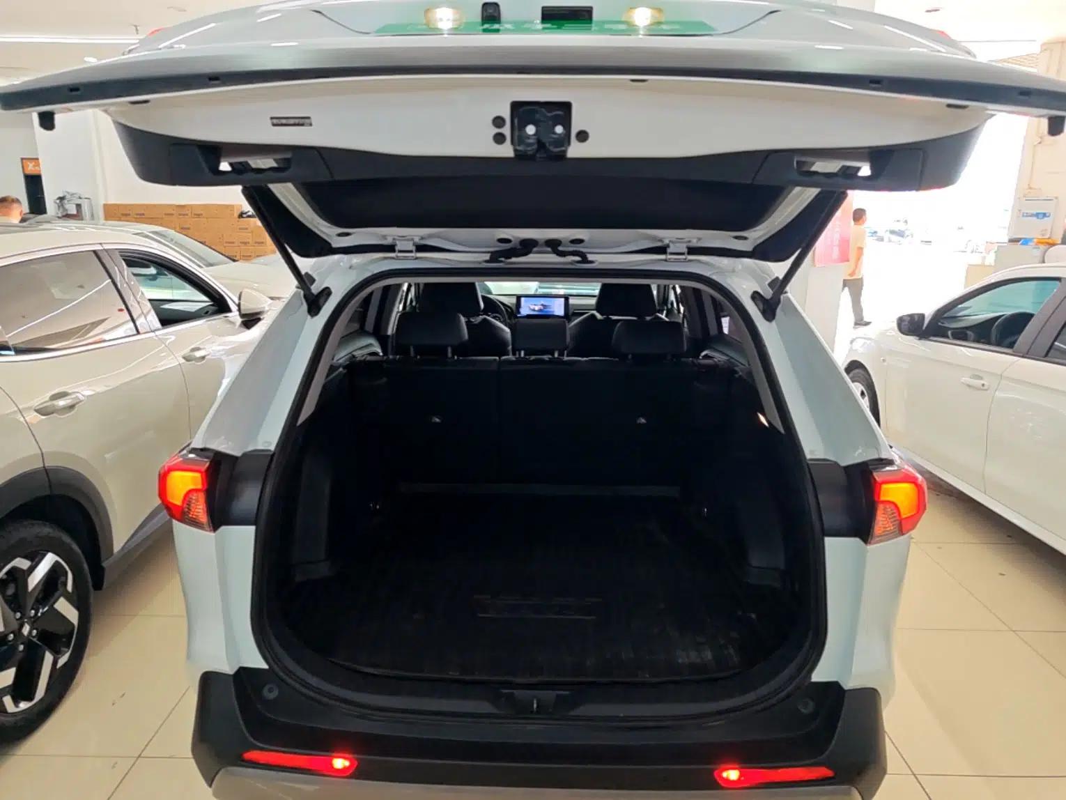 Toyota RAV4 2023 Dual-Engine 2.5L E-CVT Two-Wheel Drive Elite Plus Edition — миниатюра 22