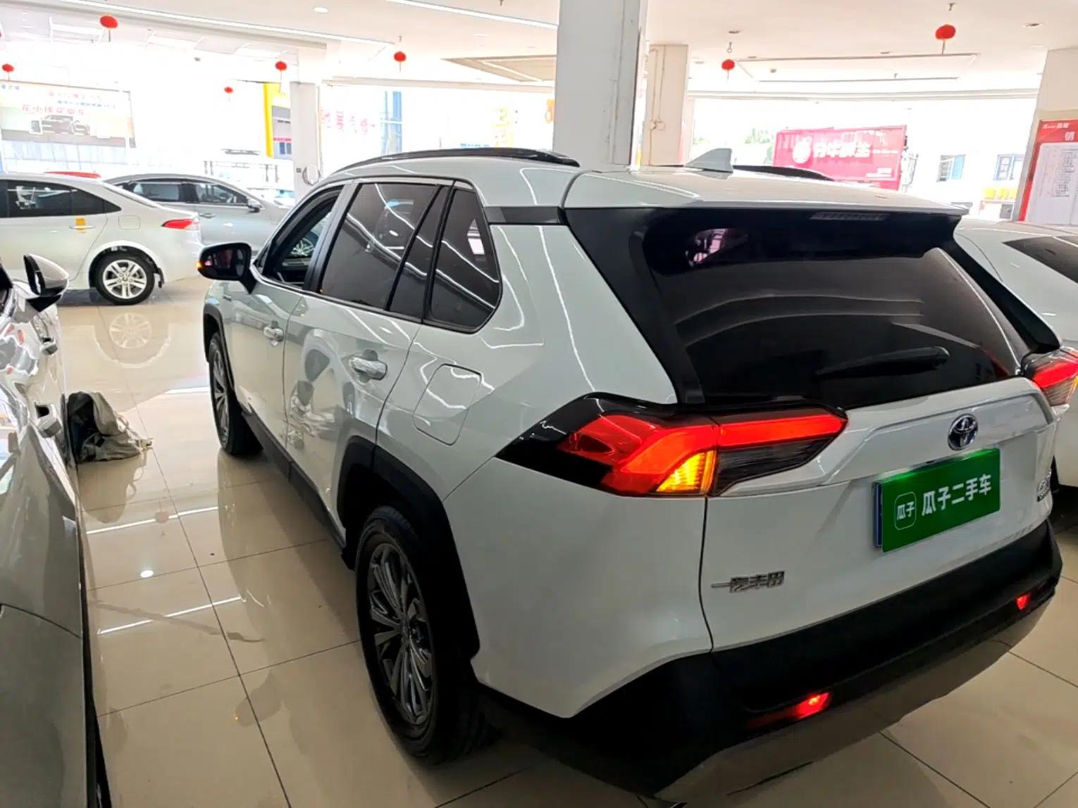 Toyota RAV4 2023 Dual-Engine 2.5L E-CVT Two-Wheel Drive Elite Plus Edition — миниатюра 4