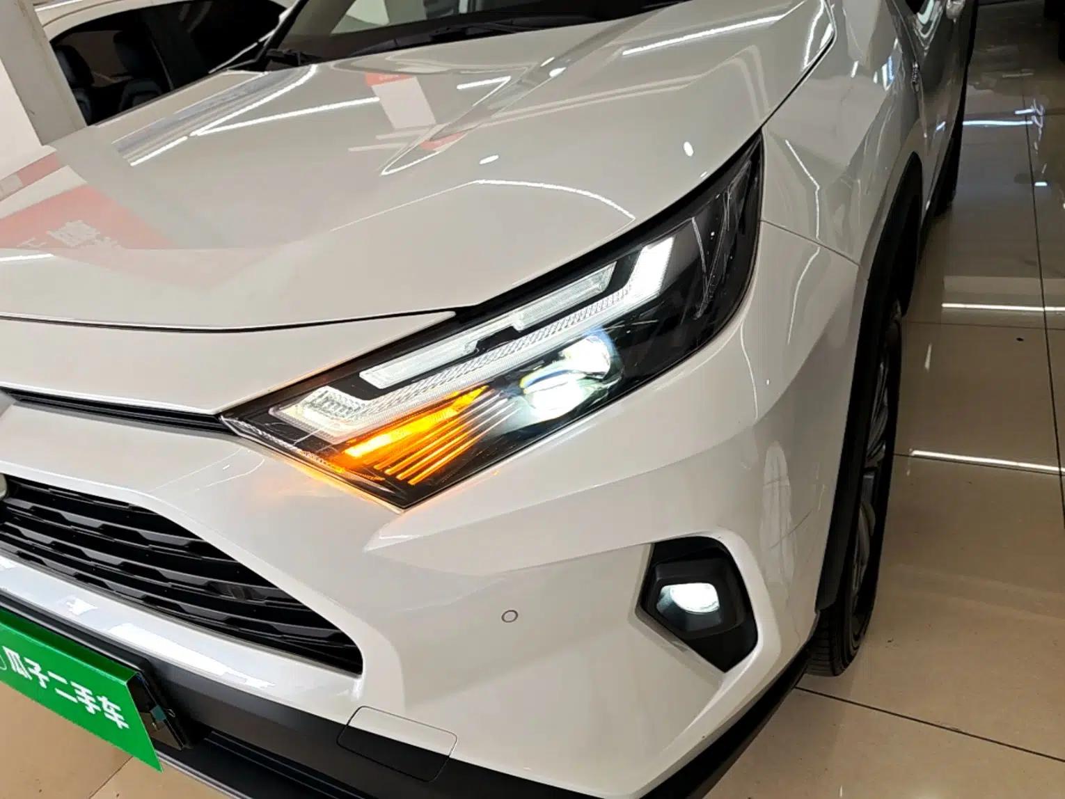 Toyota RAV4 2023 Dual-Engine 2.5L E-CVT Two-Wheel Drive Elite Plus Edition — миниатюра 8