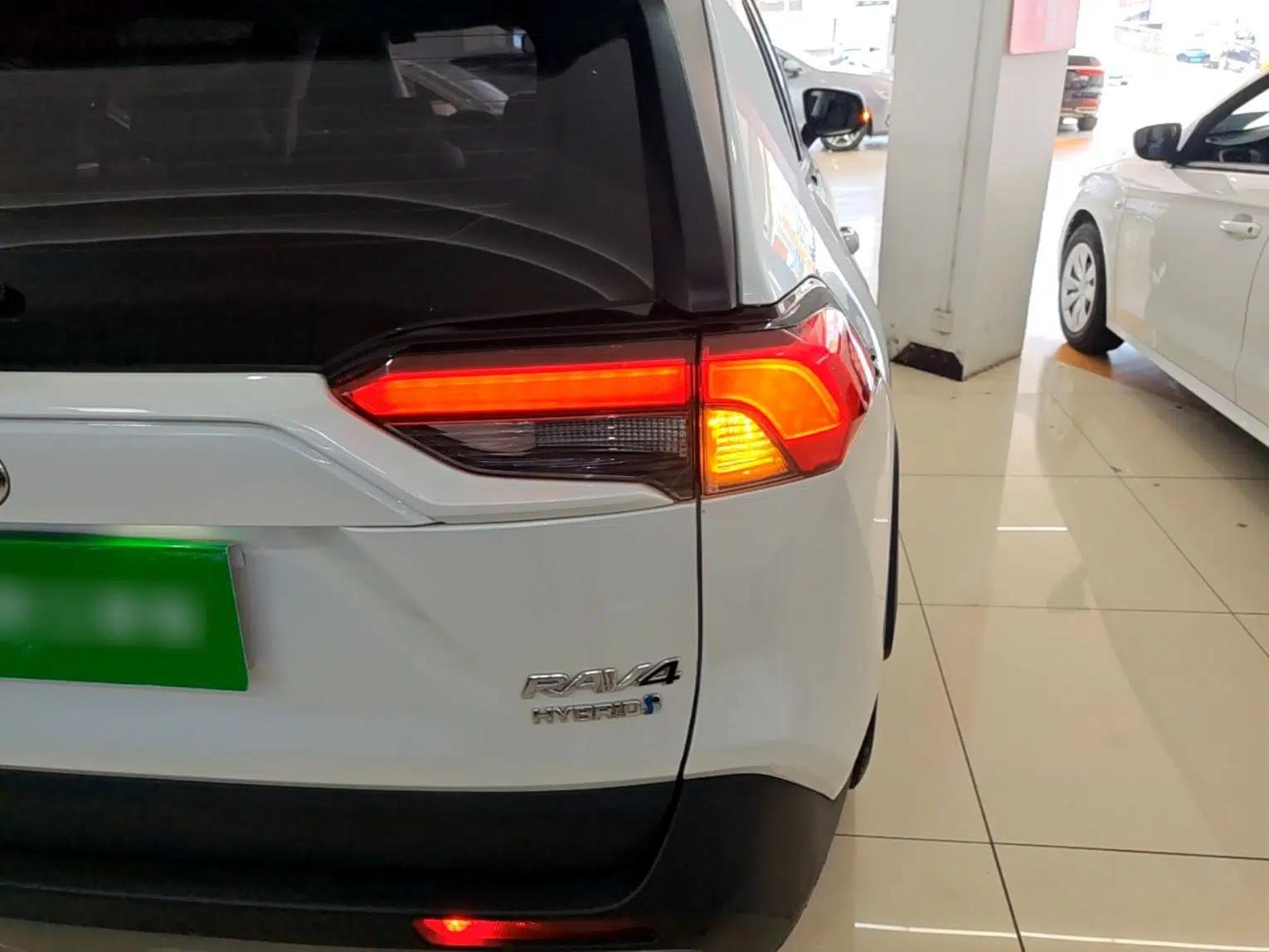Toyota RAV4 2023 Dual-Engine 2.5L E-CVT Two-Wheel Drive Elite Plus Edition — миниатюра 9