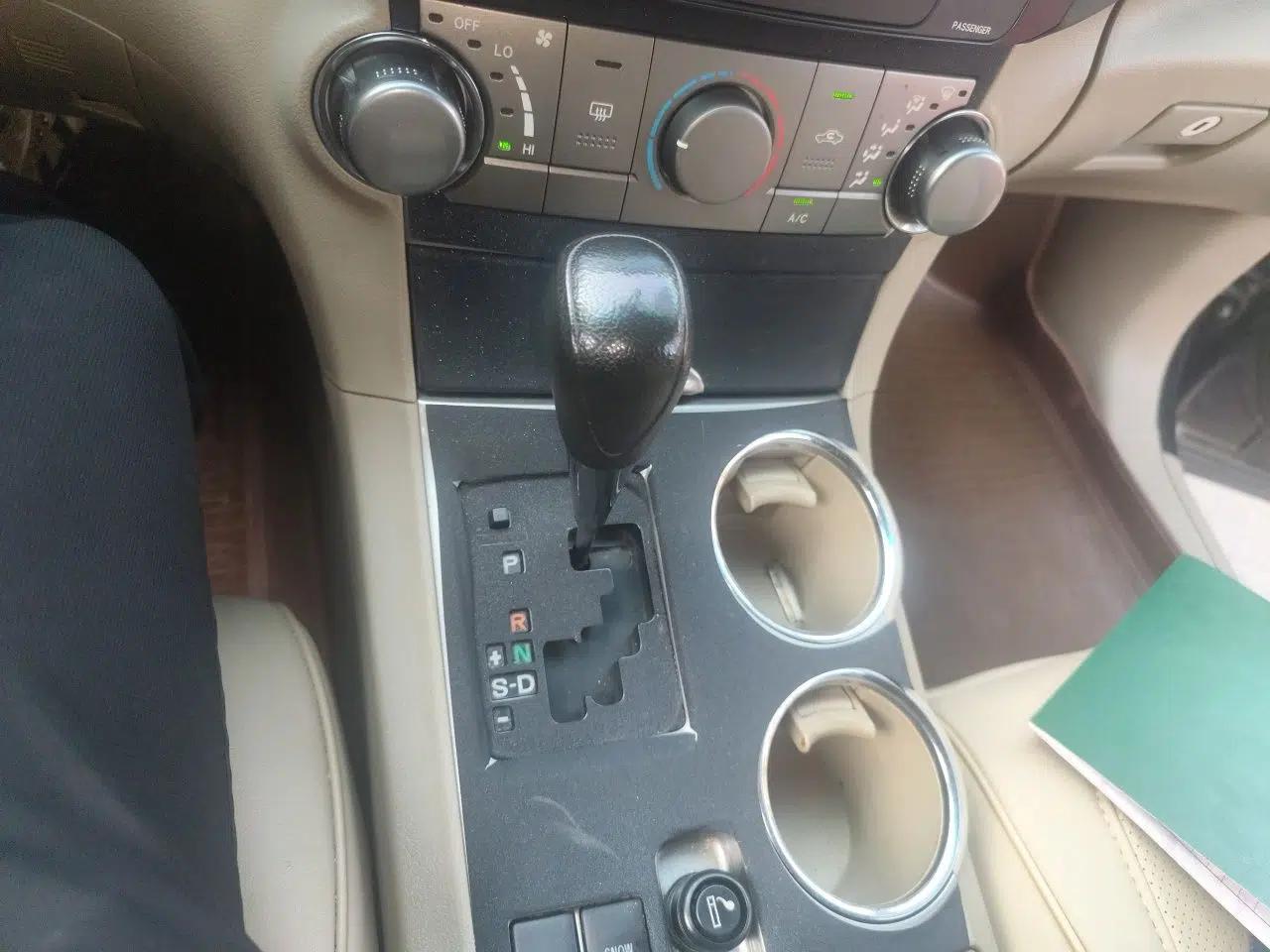 Toyota Highlander 2012 2.7L 2WD 5-Seater Elite Edition — миниатюра 14
