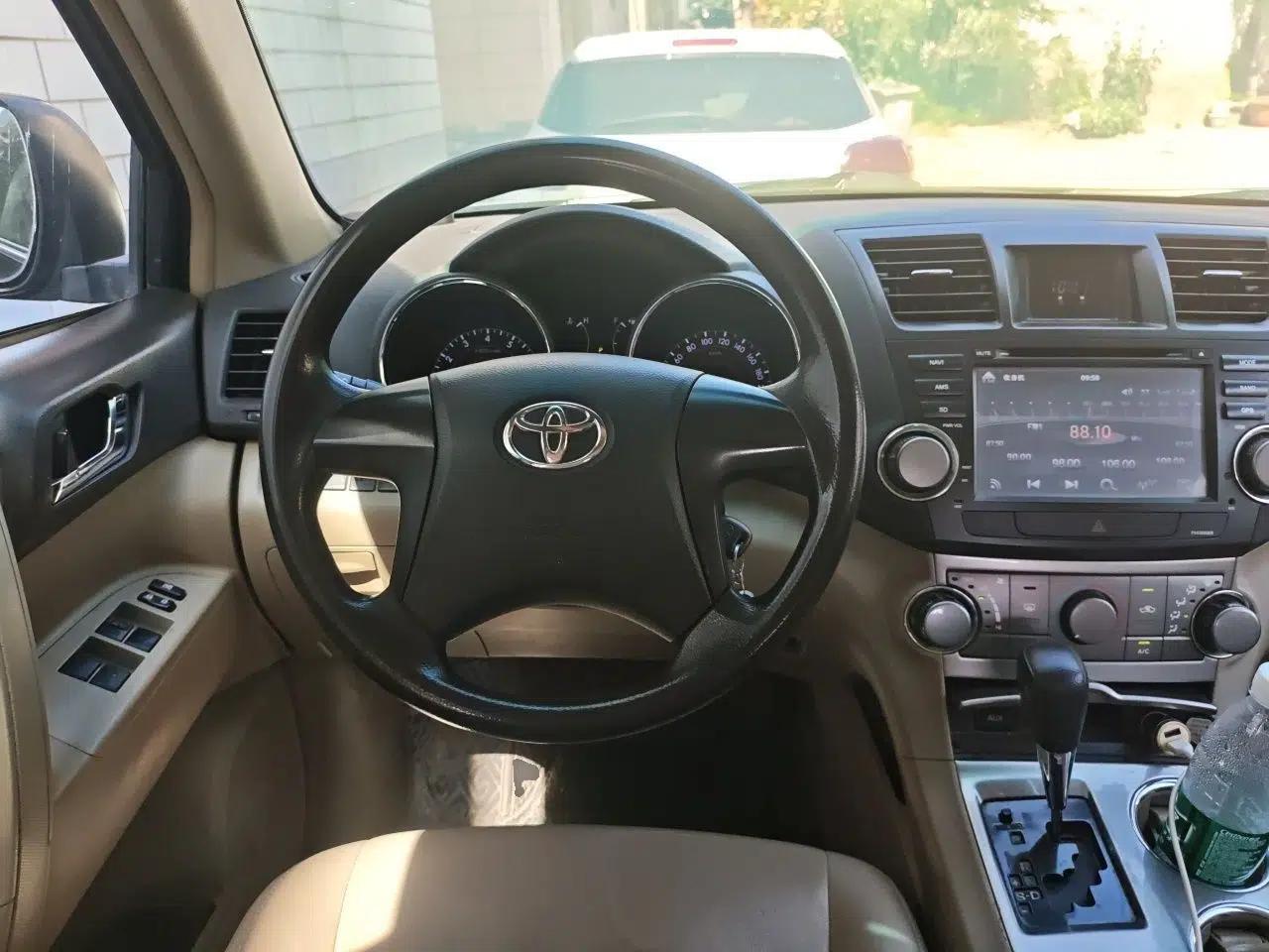 Toyota Highlander 2013 2.7L Two-Wheel Drive 5-Seater Purple Gold Edition — миниатюра 10