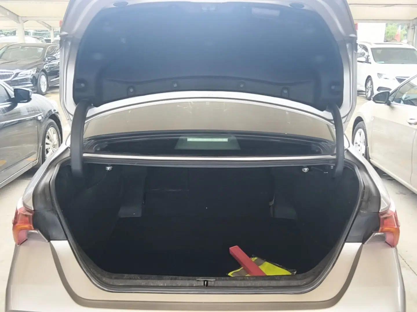 Toyota Avalon 2019 Dual-Engine 2.5L XLE Prestige Version China VI Standard — миниатюра 22
