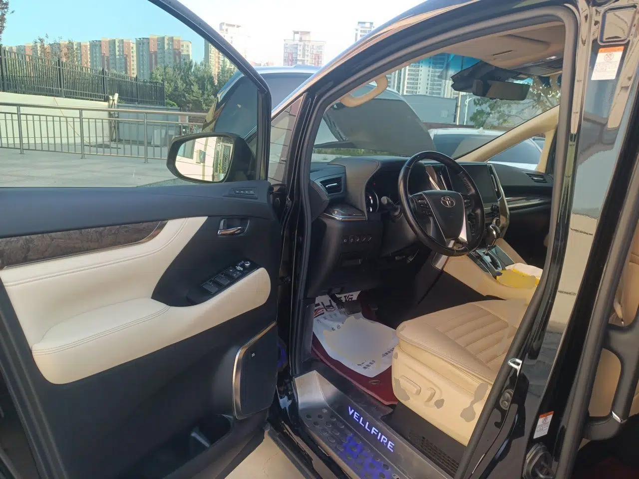 Toyota Vellfire 2021 Crown Dual-Engine 2.5L HV Prestige Edition — миниатюра 16