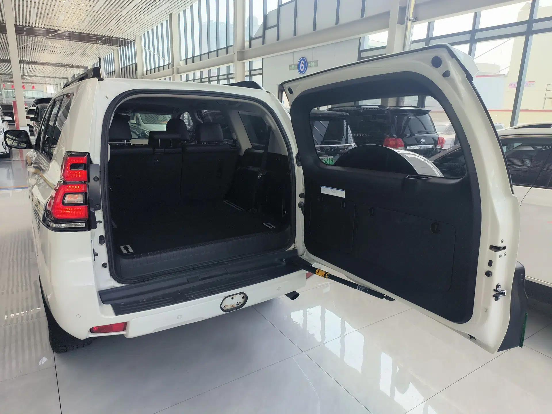 Toyota Prado 2018 3.5L Automatic TX-L with Rear-Mounted Spare Tire — миниатюра 22