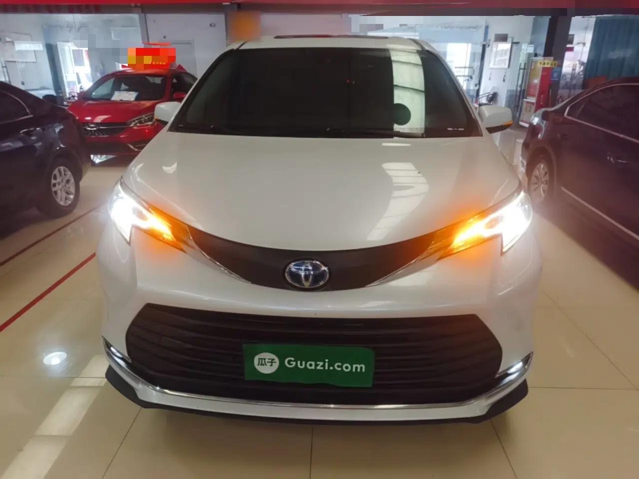 Toyota SIENNA 2021 2.5L Hybrid Comfort Edition — миниатюра 2