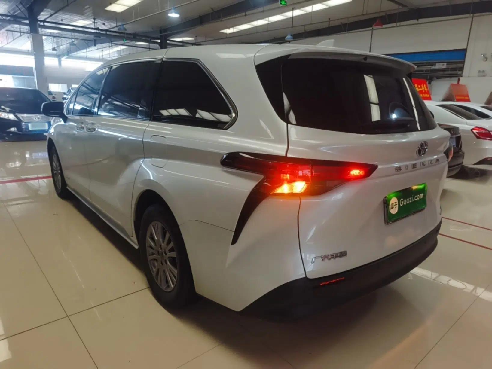 Toyota SIENNA 2021 2.5L Hybrid Comfort Edition — миниатюра 4