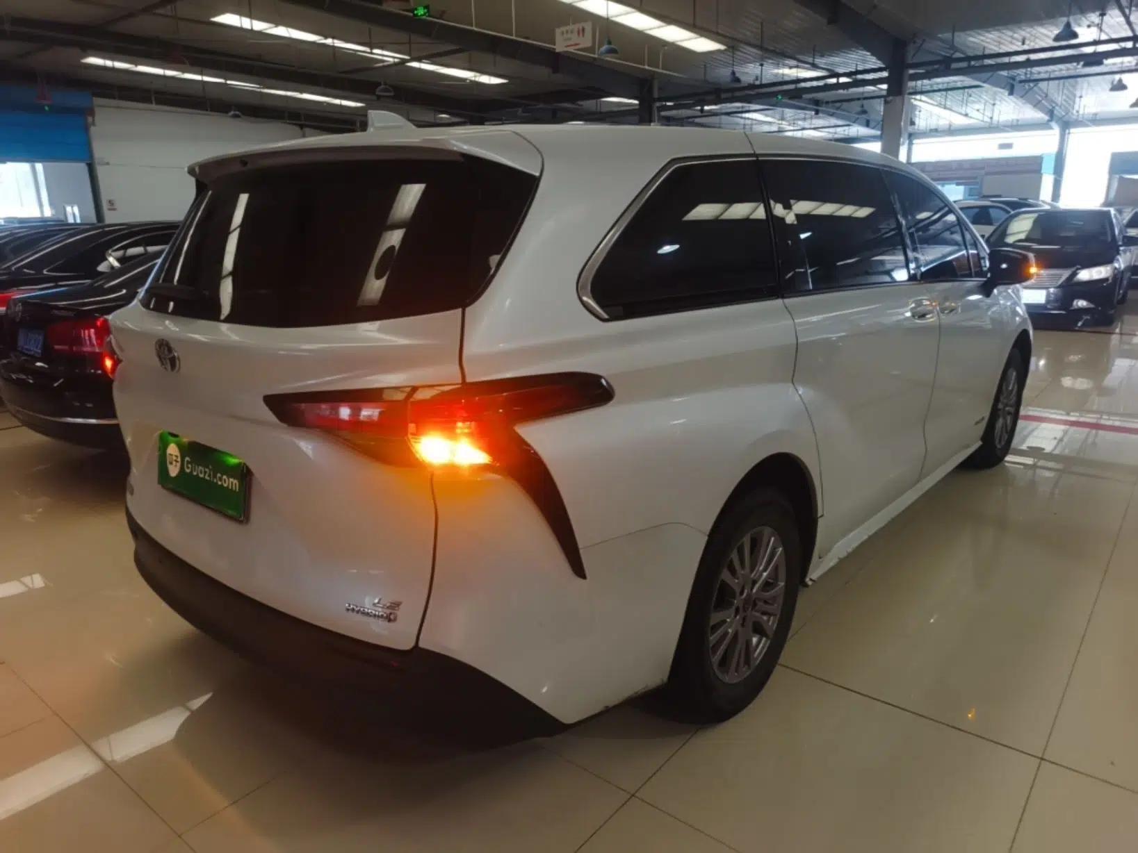 Toyota SIENNA 2021 2.5L Hybrid Comfort Edition — миниатюра 6