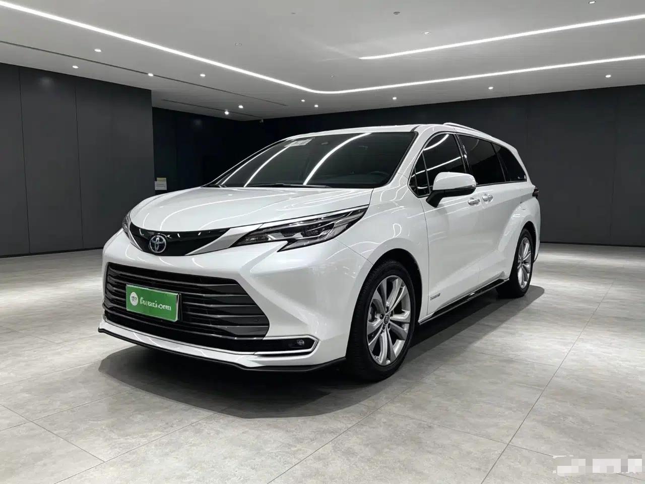 Toyota SIENNA 2023 2.5L Hybrid Deluxe Edition — миниатюра 1