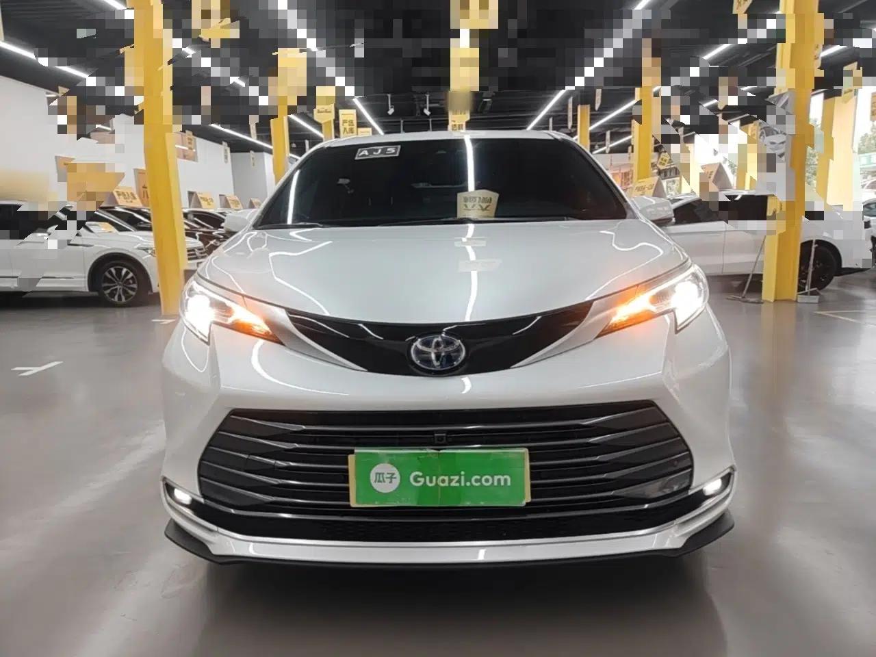 Toyota SIENNA 2023 2.5L Hybrid Deluxe Edition — миниатюра 2