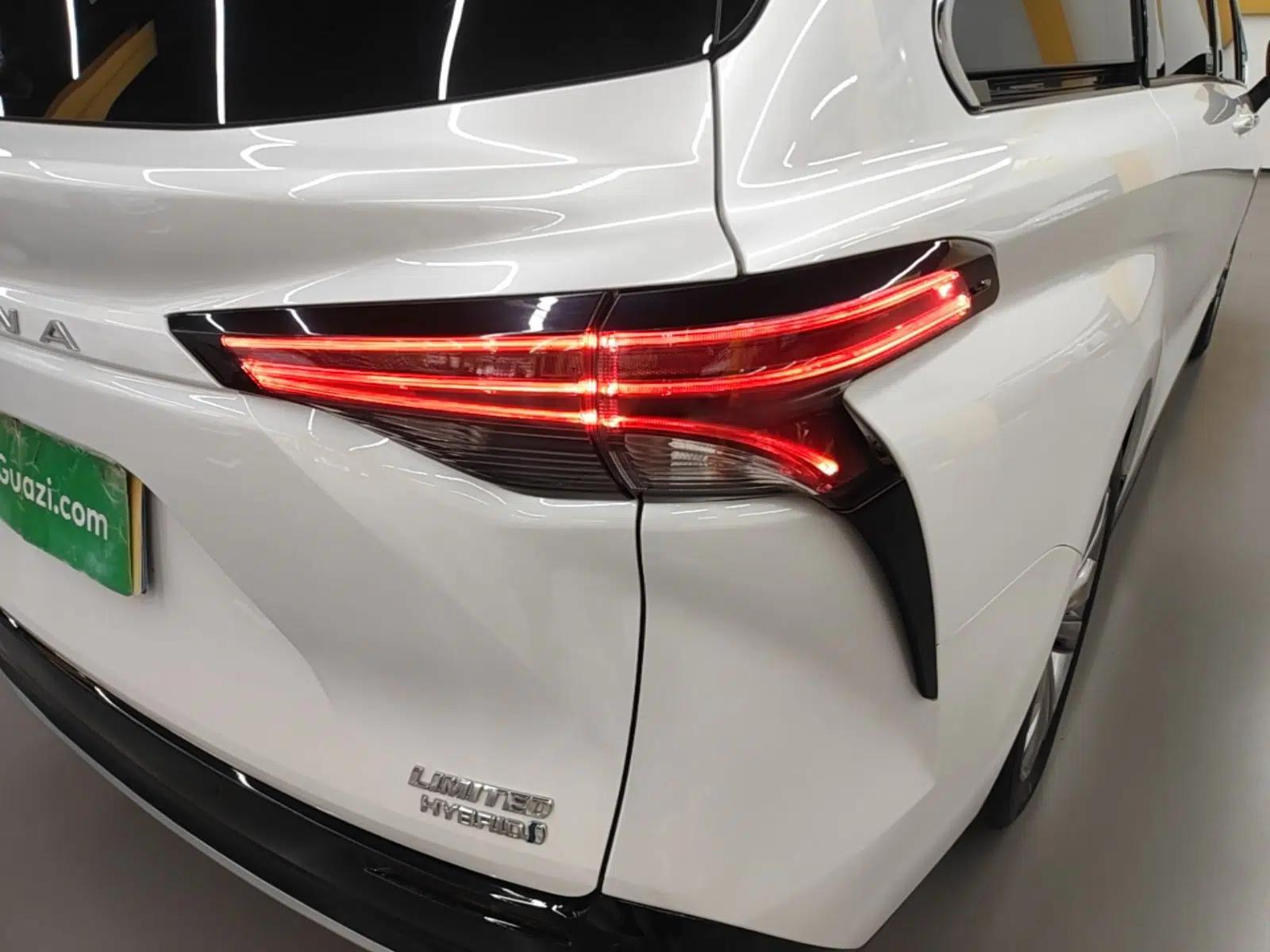 Toyota SIENNA 2023 2.5L Hybrid Deluxe Edition — миниатюра 14