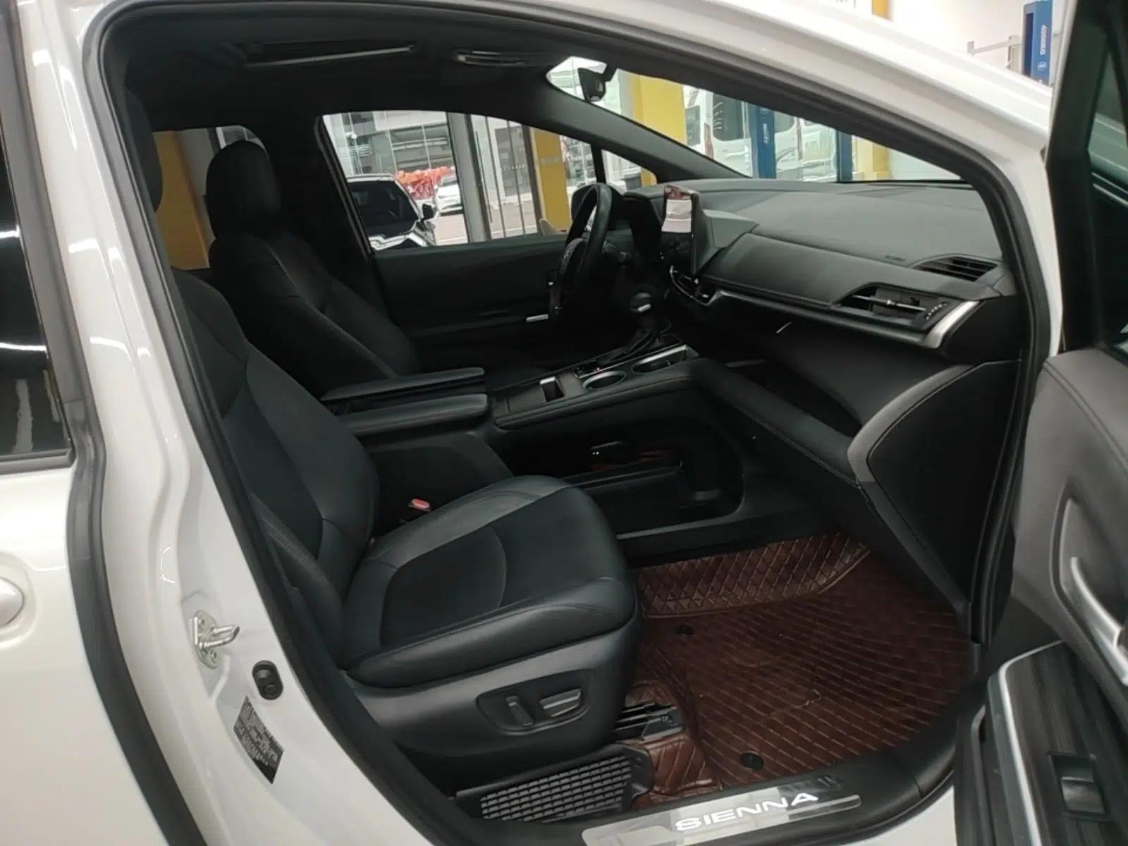 Toyota SIENNA 2023 2.5L Hybrid Deluxe Edition — миниатюра 24