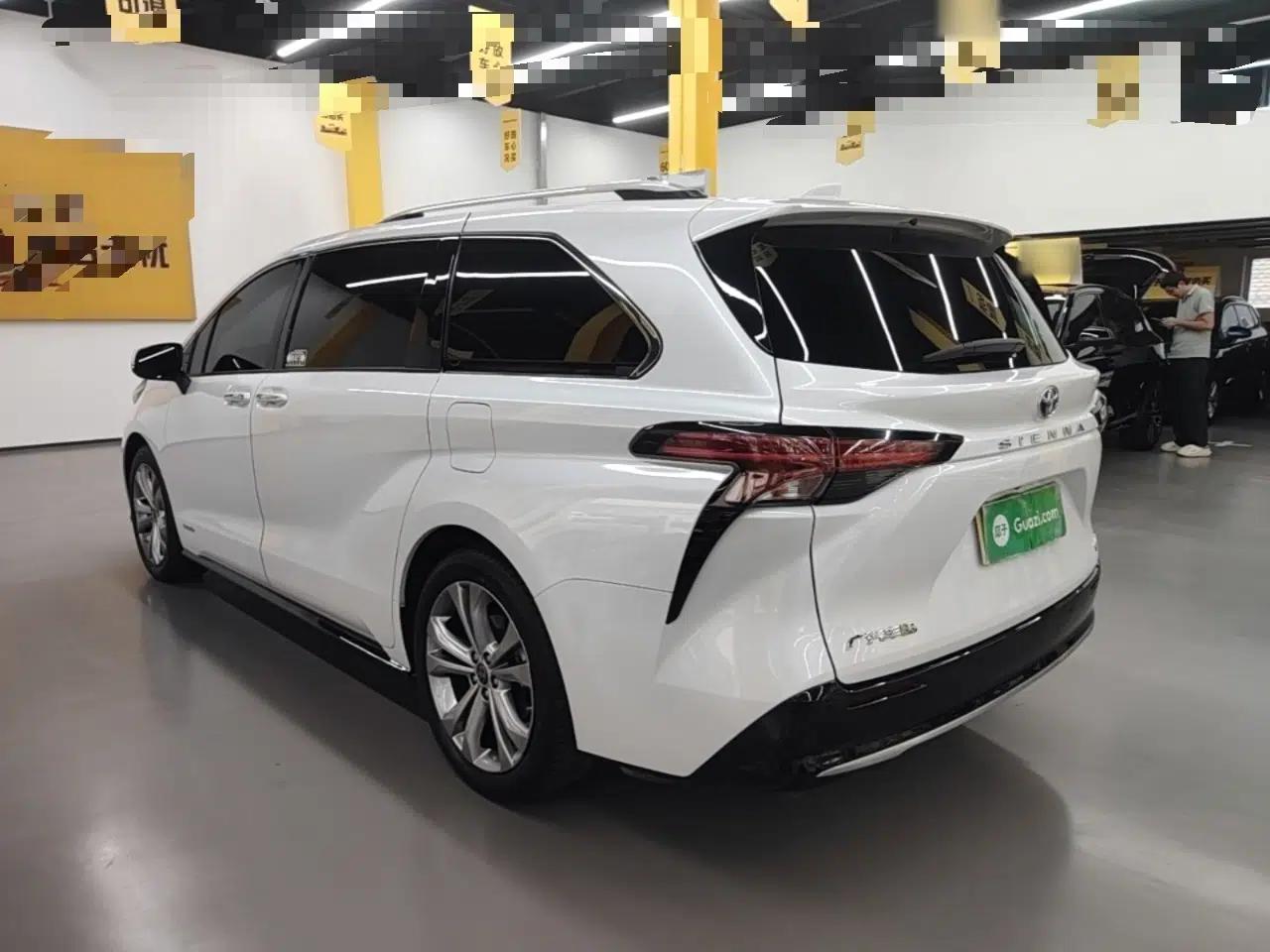 Toyota SIENNA 2023 2.5L Hybrid Deluxe Edition — миниатюра 4