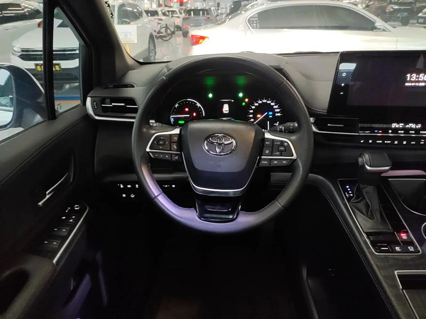 Toyota SIENNA 2024 2.5L Hybrid Luxury Edition — миниатюра 13