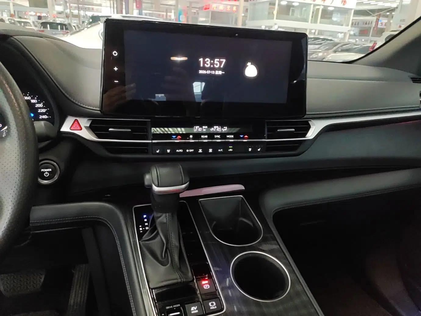 Toyota SIENNA 2024 2.5L Hybrid Luxury Edition — миниатюра 15