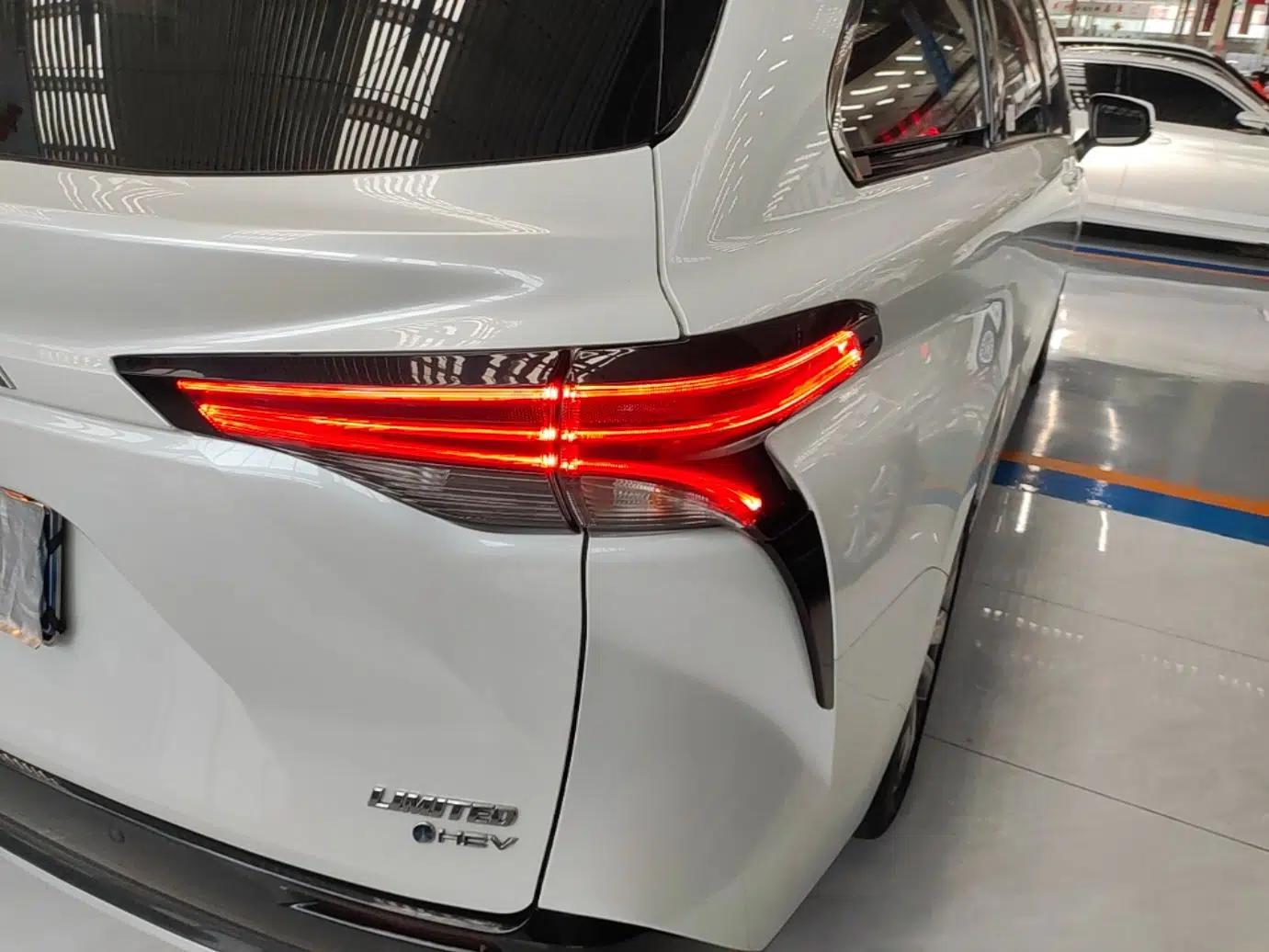 Toyota SIENNA 2024 2.5L Hybrid Luxury Edition — миниатюра 9