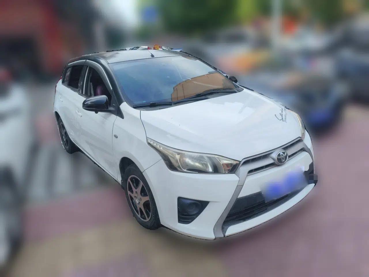Toyota YARiS L Zhi Xuan 2015 1.5E Automatic Charm Edition — миниатюра 3