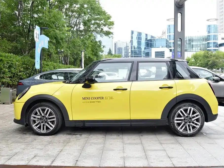 2025 MINI 1.5T COOPER Classic Three-Door Version — миниатюра 2