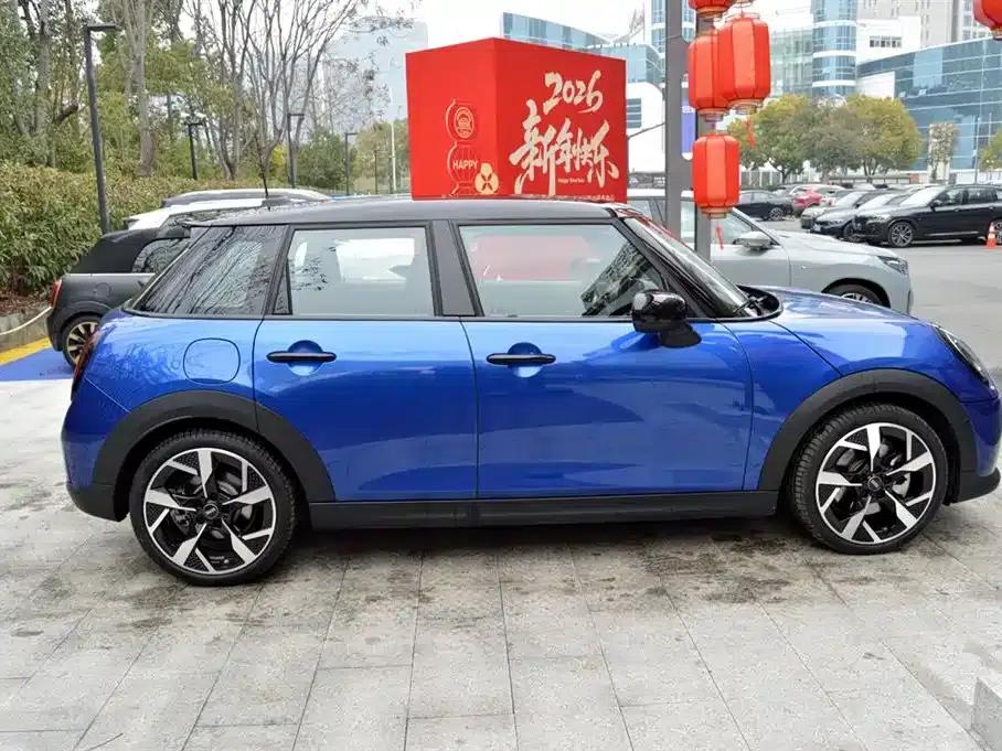 MINI 2025 2.0T COOPER S Artist 5-Door Edition — миниатюра 3