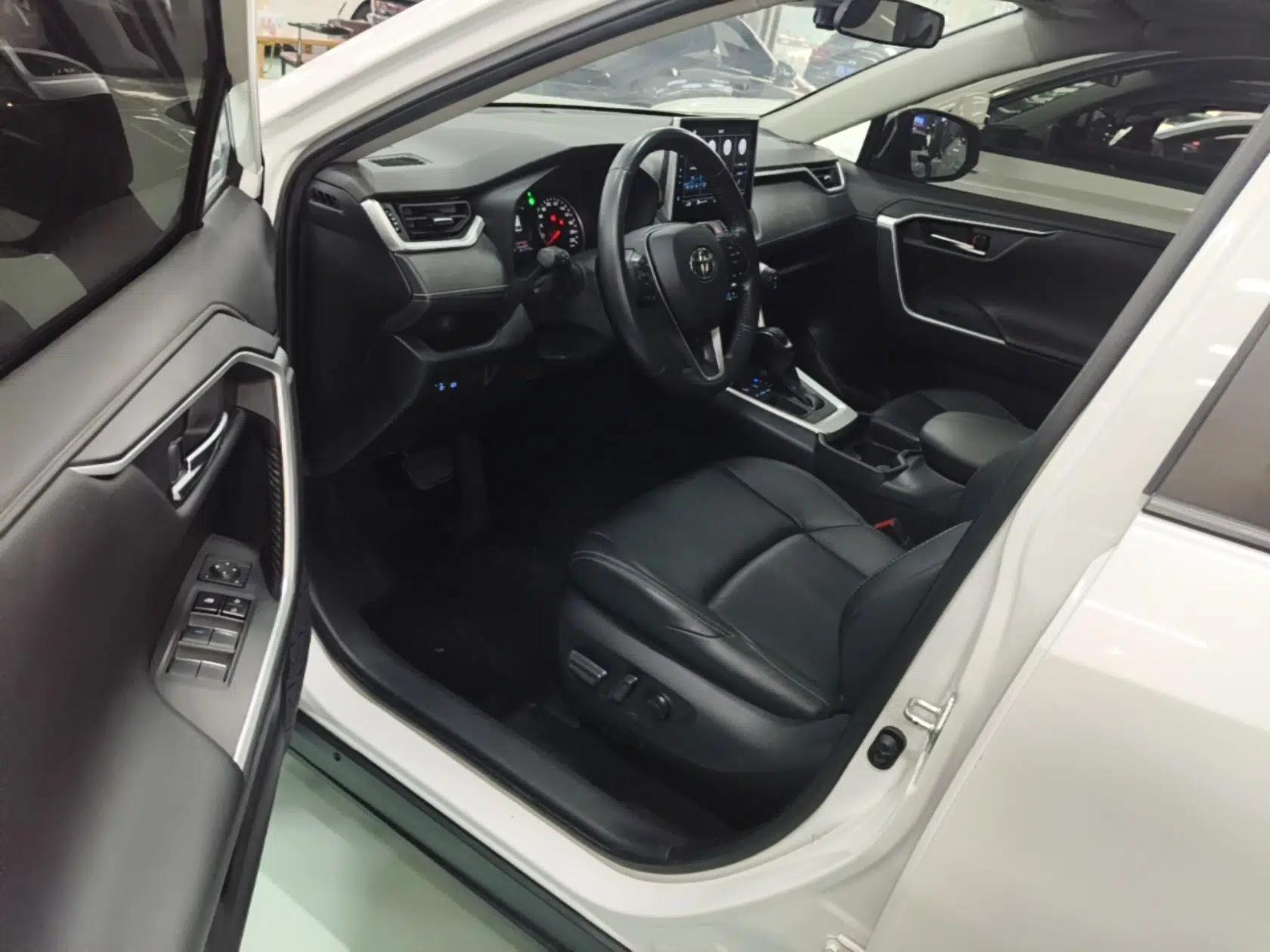Toyota Wildlander 2022 2.0L CVT Two-Wheel Drive Luxury Edition — миниатюра 18