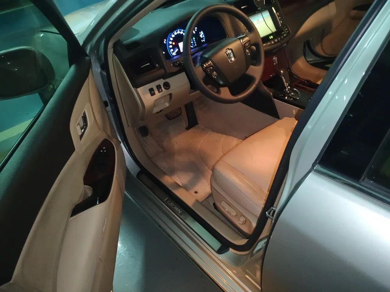 Toyota Crown 2010 2.5L Royal Leather Sunroof Navigation Edition — миниатюра 16