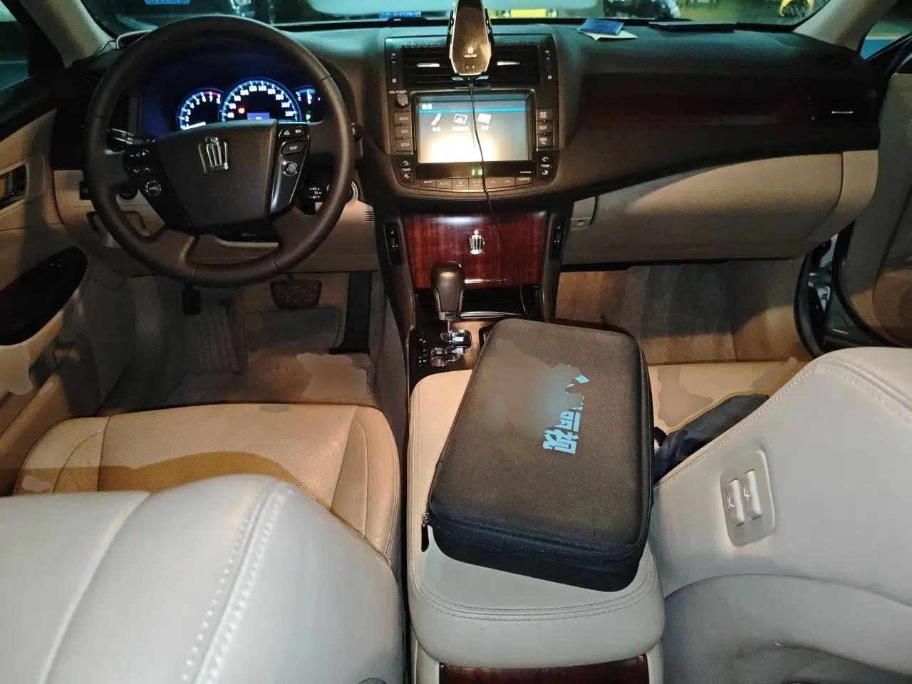 Toyota Crown 2010 2.5L Royal Leather Sunroof Navigation Edition — миниатюра 9