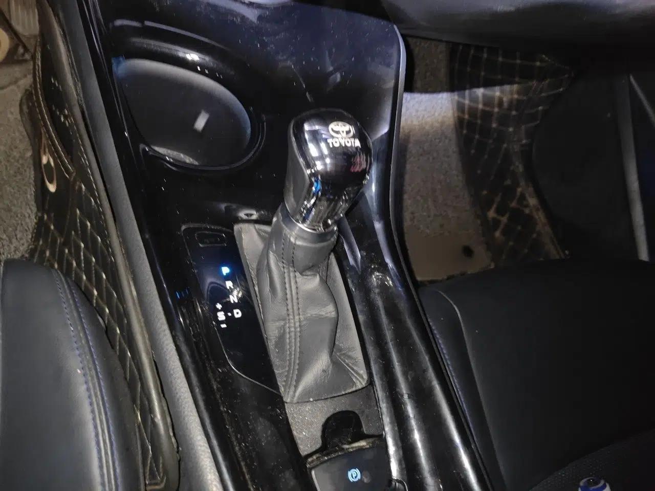 Toyota C-HR 2021 Dual-Motor 2.0L E-CVT Luxury Edition — миниатюра 13
