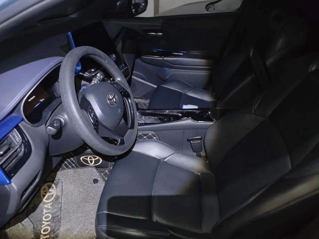 Toyota C-HR 2021 Dual-Motor 2.0L E-CVT Luxury Edition — миниатюра 14